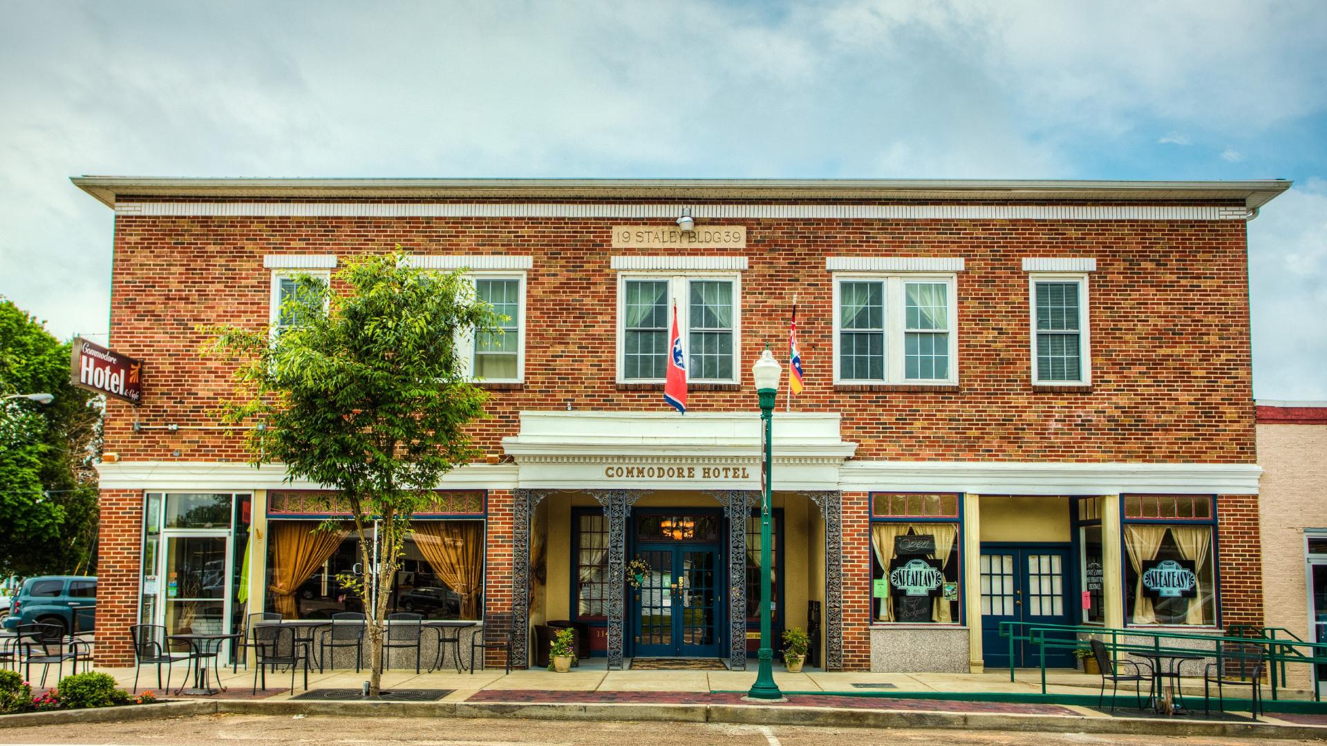 Commodore Hotel & Cafe